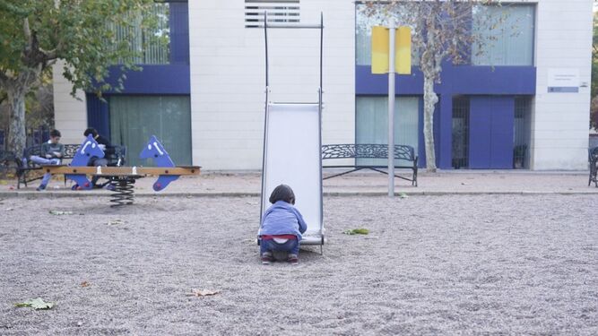 Una niña en un parque infantil.
