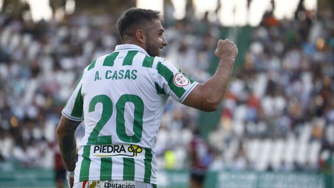 Antonio Casas celebra su gol con el Córdoba CF al Mérida.