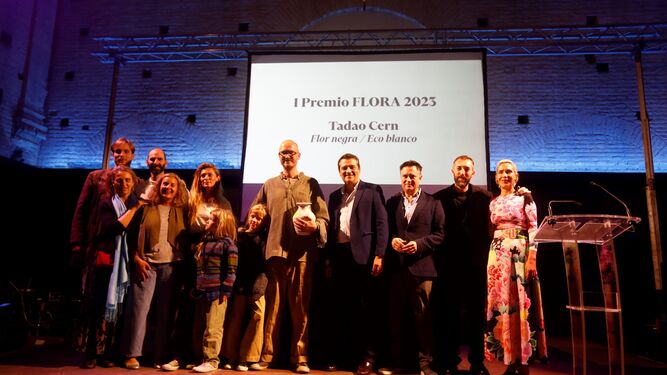 Tadao Cern recoge el premio que lo acredita como ganador de Flora 2023.