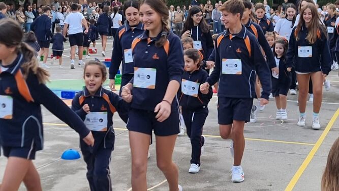 Alumnos de Secundaria acompañan a los de Infantil en la carrera solidaria del Colegio Divina Pastora de Córdoba.