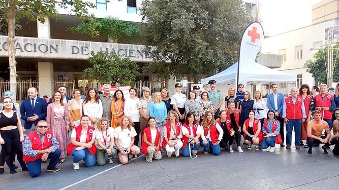 Foto de familia de archivo de un Día de la Banderita de Cruz Roja.