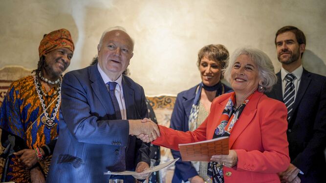 Miguel Ángel Moratinos e Isabel Romero, tras firmar el acuerdo.