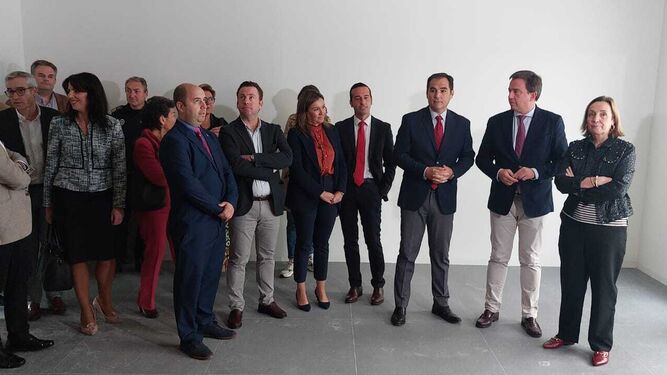 Dirigentes institucionales en la visita a la nueva sede judicial de Lucena.