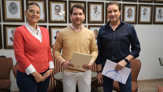 Toñi García, Fernando Priego y Juan Antonio Cerrillo, en la firma del convenio de los Bonos Consumo de Cabra.
