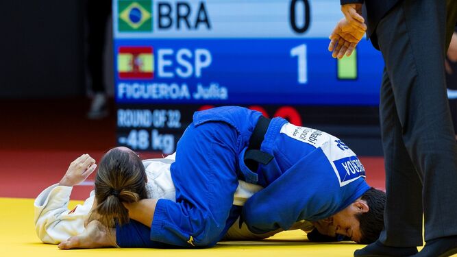 Julia Figueroa, de azul, en su combate ante la brasileña Natasha Ferreira.