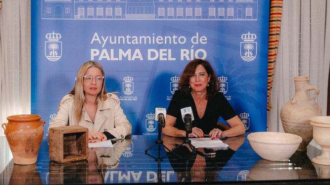 María Ángeles Zamora y Matilde Esteo, con las piezas arqueológicas que se llevarán al museo municipal.