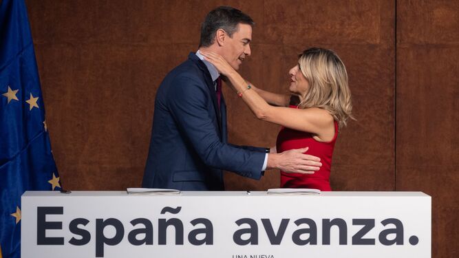 Pedro Sánchez y Yolanda Díaz en el acuerdo entre ambas formaciones para la investidura.