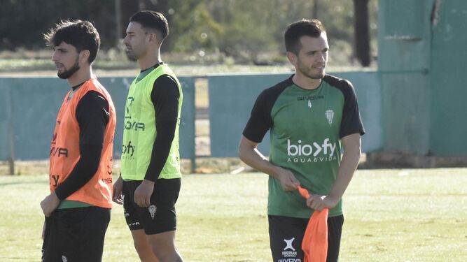 Adrián Lapeña, a la derecha de la imagen, en el entrenamiento del Córdoba CF de este miércoles.