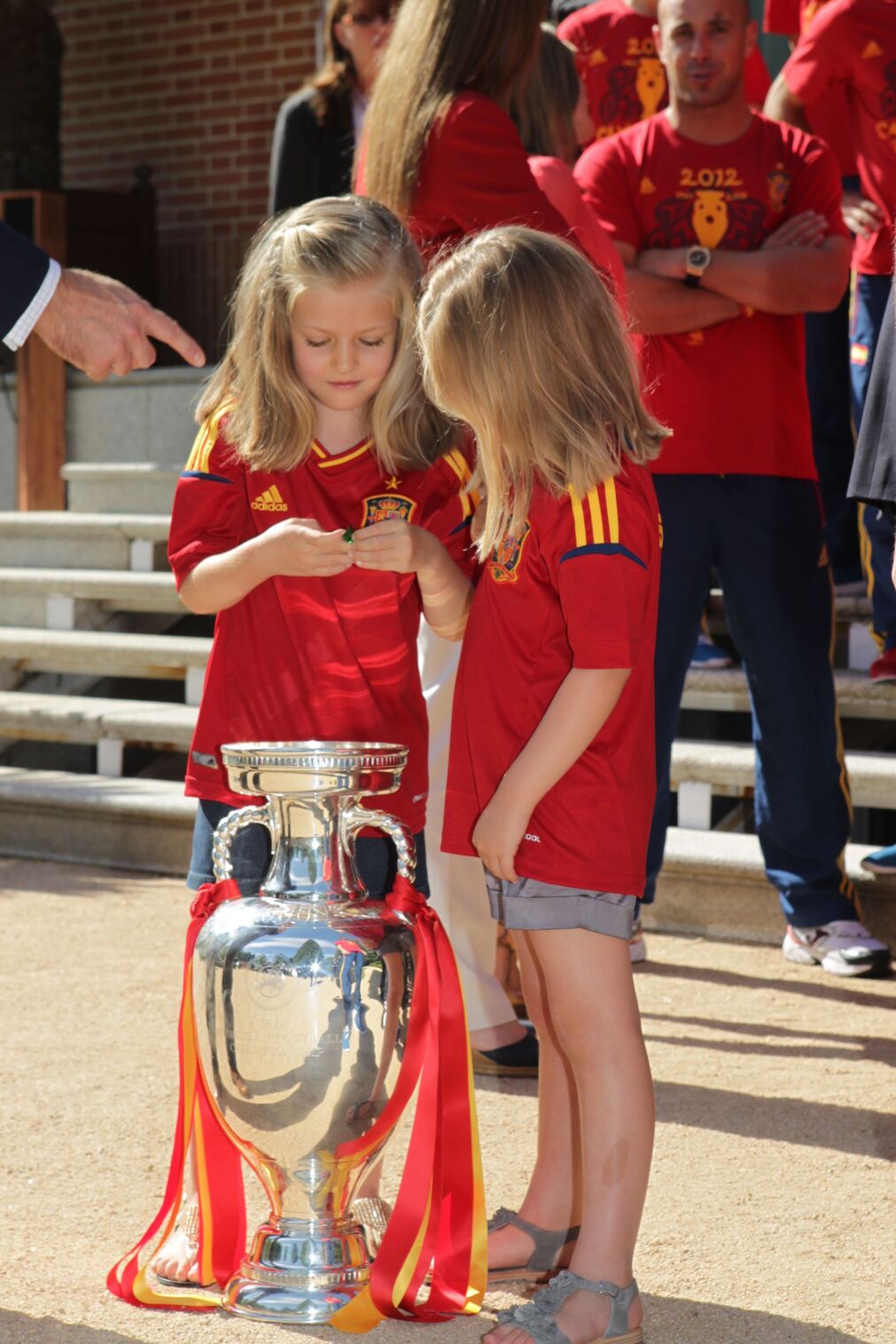 Do&ntilde;a Leonor y la infanta Sof&iacute;a con la Eurocopa de 2012 en la Zarzuela