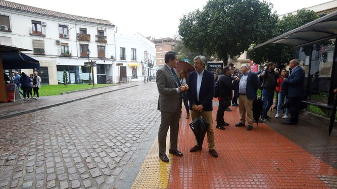 El alcalde y el concejal de Urbanismo, en una de las paradas de Aucorsa.