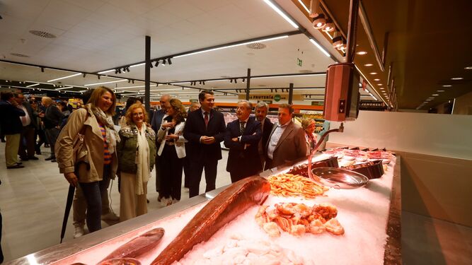 Las autoridades, durante la visita al supermercado del Edificio Alsara.