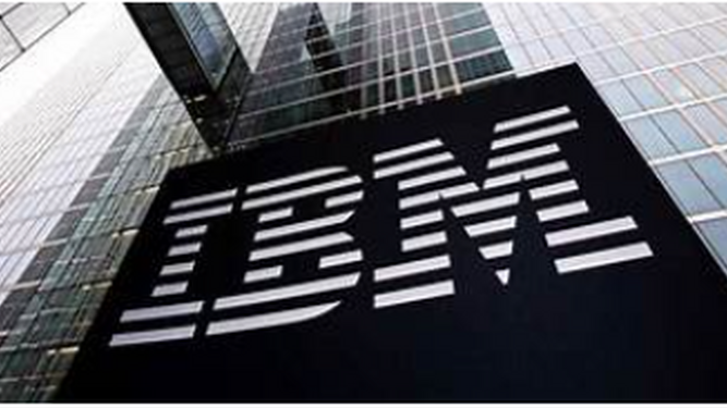 Imagen corporativa de IBM en un edificio.