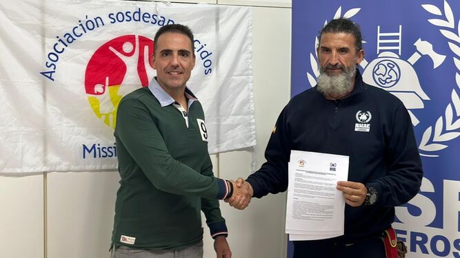 Los responsables en Córdoba de SOS Desaparecidos y Bomberos Unidos Sin Fronteras, en la firma del acuerdo.