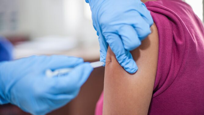 La vacunación contra el Covid y la gripe avanza en Andalucía hasta los mayores de 60