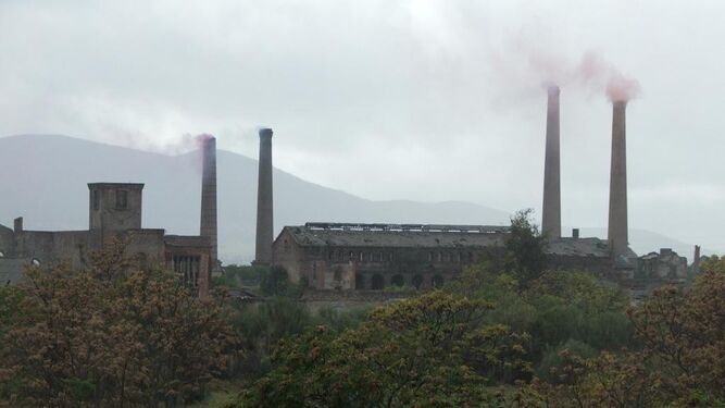 Las chimeneas del Cerco Industrial de Peñarroya-Pueblonuevo expulsan humo.