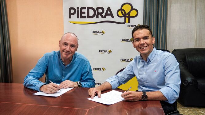 Javier Piedra y Paco Salinas firman el acuerdo de patrocinio.
