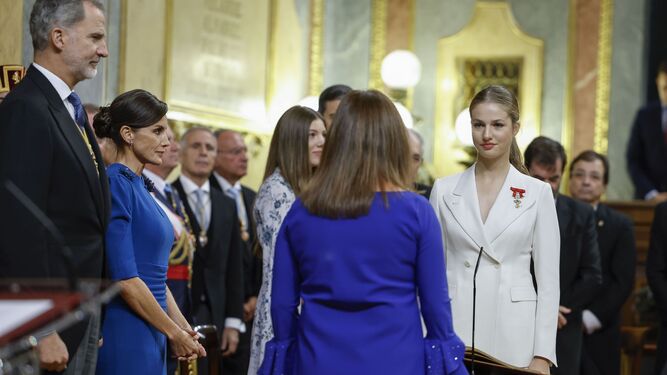 Leonor saluda a la presidenta del Congreso, Francina Armengol, en presencia de los Reyes