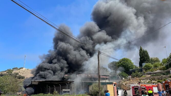 Incendio de la nave industrial en Cabra.