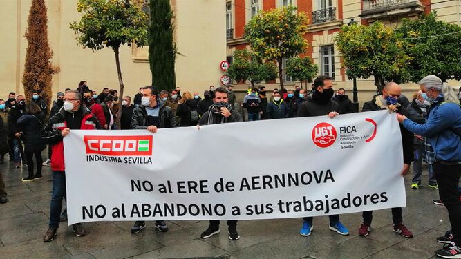 Protesta de trabajadores de Aernnova por un ERE reciente