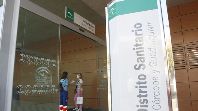 Entrada a la sede del Distrito Córdoba Guadalquivir, en el centro de salud Castilla del Pino.