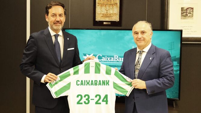 Antonio Fernández Monterrubio y Juan Ignacio Zafra escenifica la firma del acuerdo entre CaixaBank y el Córdoba CF.