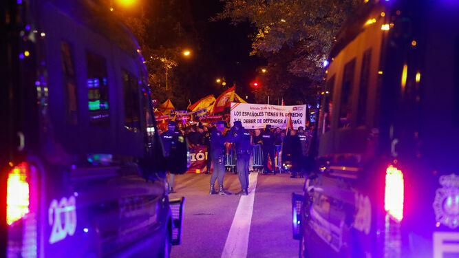 Concentración de los manifestantes en Ferraz contra Pedro Sánchez