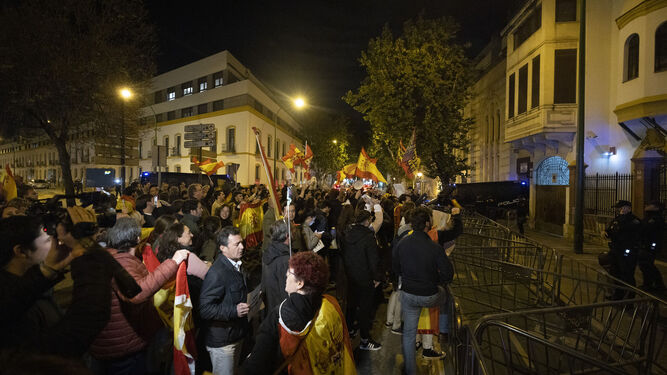 Concentración en contra de la amnistía en Sevilla.