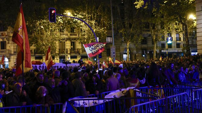 Imagen de los concentrados frente a la sede del PSOE en Madrid.