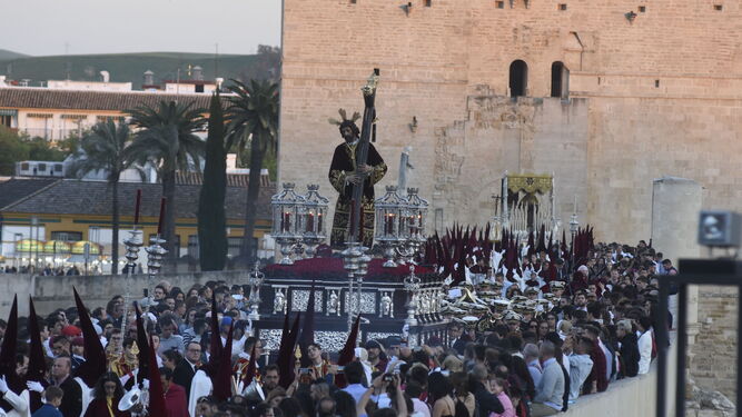 El Señor de los Reyes, de la hermandad de la Vera -Cruz, cruza el Puente Romano.