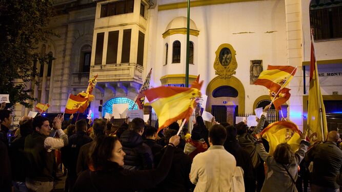Concentración este martes ante la sede provincial del PSOE en Sevilla.