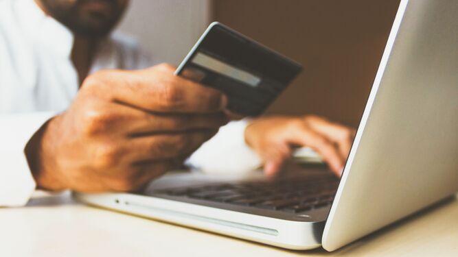 Una persona se dispone a pagar una compra online con su tarjeta de crédito
