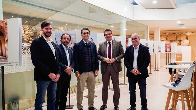 Dirigentes institucionales de Córdoba y Almería en la exposición.