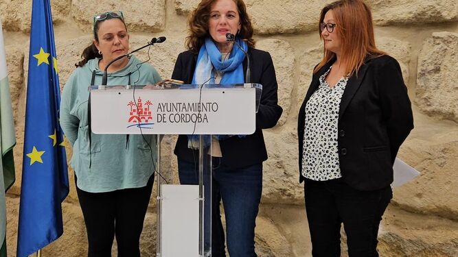 Isabel Bernal, en el centro, durante la rueda de prensa ofrecida en el Ayuntamiento de Córdoba.