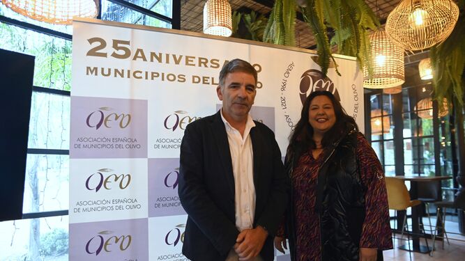 José María Penco y Lola Amo, director técnico y presidenta de AEMO, presentan el informe.