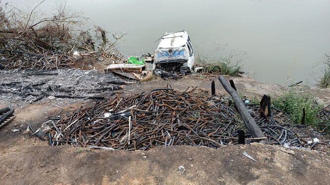 Cables quemados y un coche en el río, en la operación de Las Quemadillas.