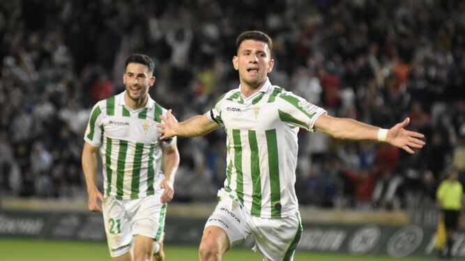 Toril celebra su gol al Recreativo de Huelva en El Arcángel.