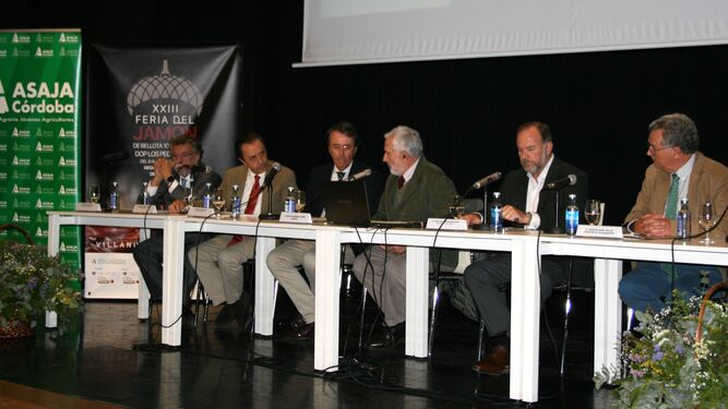 Dirigentes institucionales en la XIII Jornada de Porcino de Villanueva de Córdoba.
