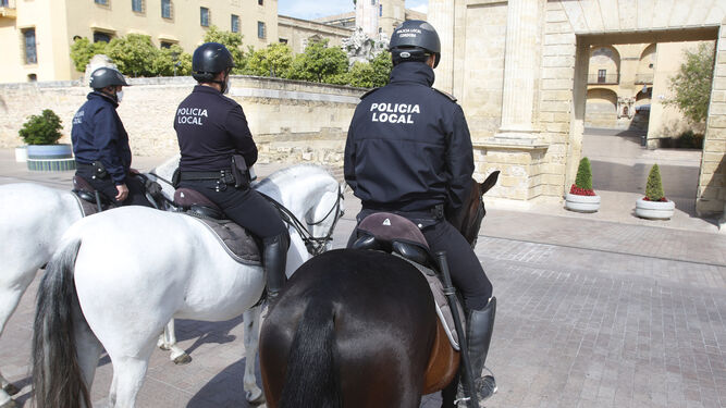 Policías locales a caballo, ante la Puerta del Puente.