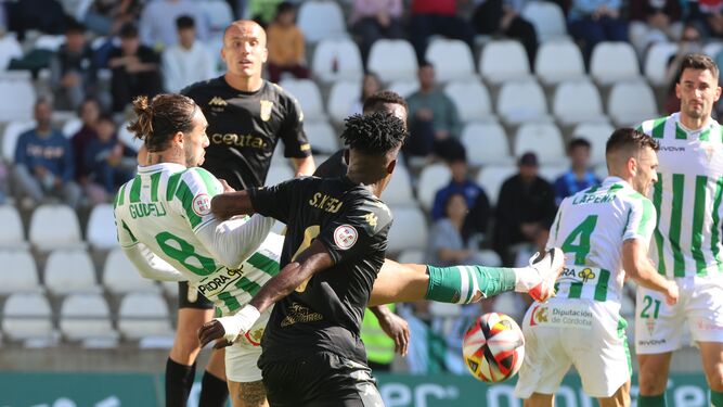 Gudelj intenta un remate en el Córdoba CF - Ceuta.