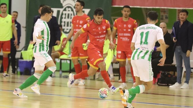 Damián Mareco circula el balón ante la presión de la defensa del Betis Futsal.