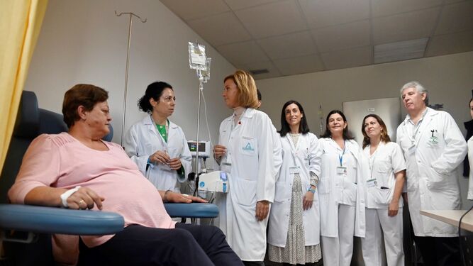 La gerente del Reina Sofía visita el Hospital de Día de Diabetes junto a profesionales de Endocrinología.