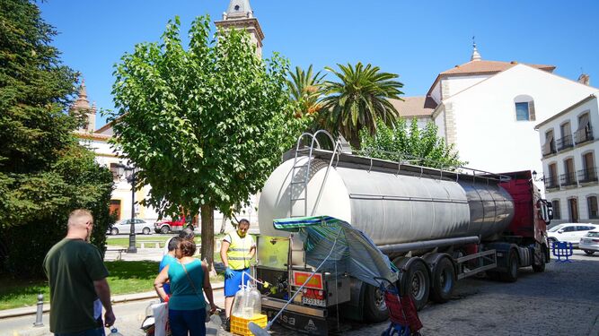 Un camión cisterna reparte agua en Pozoblanco.