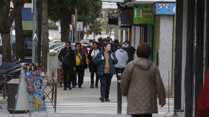 Varias personas en una de las calles de Valdeolleros.