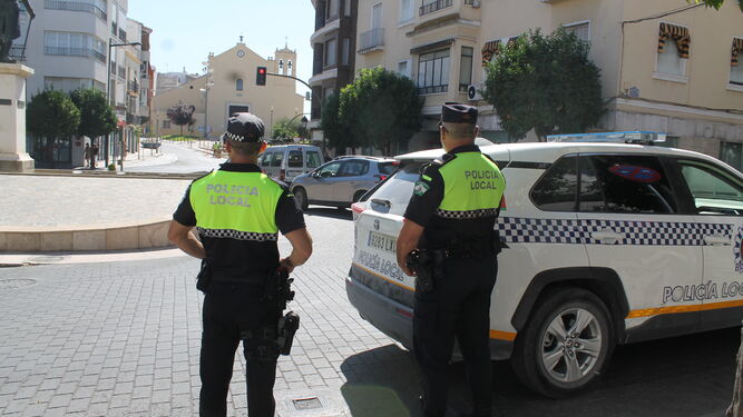Dos agentes de la Policía Local en Baena.
