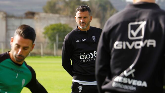 Iván Ania sigue de cerca el trabajo de sus hombres en un entrenamiento del Córdoba CF.