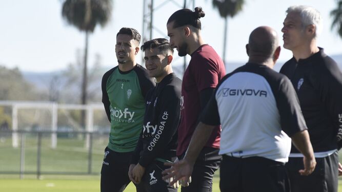 Iván Rodríguez y Kuki Zalazar, junto a Lluís Tarrés, en el entrenamiento del Córdoba CF.