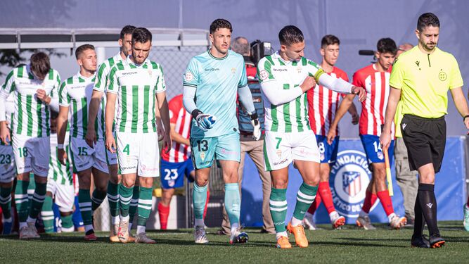 Los jugadores del Córdoba CF saltan al terreno de juego en su último partido de liga.