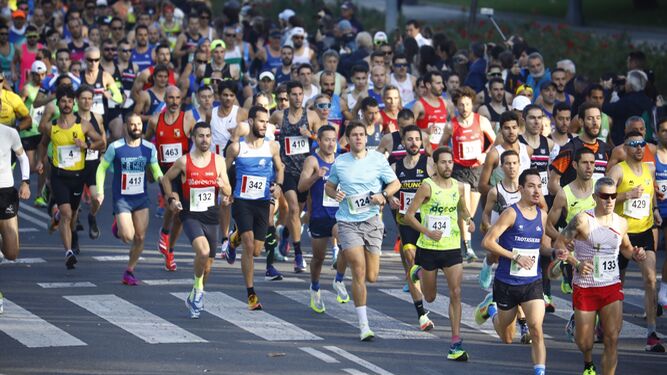 Centenares de atletas en la Media Maratón de Córdoba 2022.