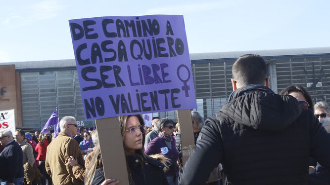 Una joven con una pancarta feminista en Córdoba.