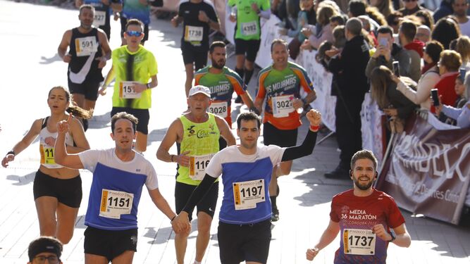 Un grupo de atletas llega a meta en la pasada edición de la Media Maratón de Córdoba 2023.